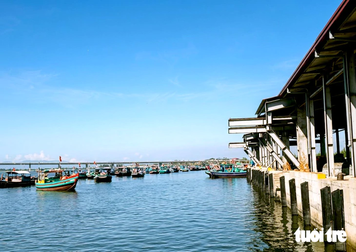 Cảng cá trăm tỉ mới xây, ngư dân chưa kịp mừng, nay đã bồi lắng khó ra vào - Ảnh 1.