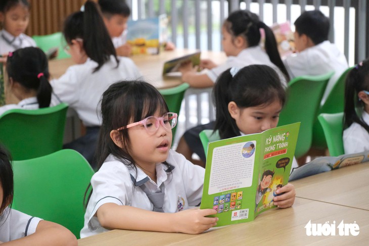 Bộ GD-ĐT: Không làm lại sách giáo khoa mới từ đầu - Ảnh 1.