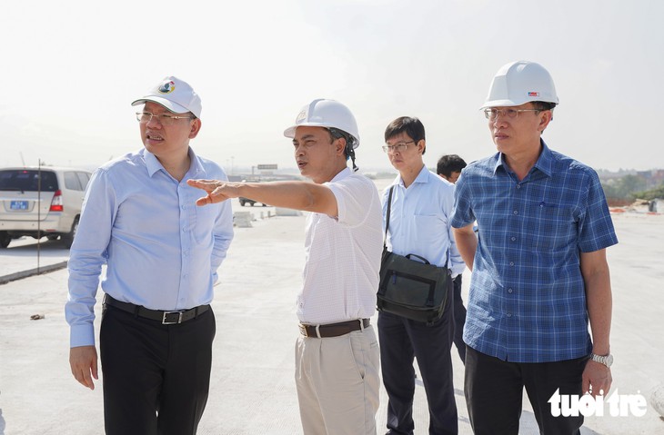 Phó chủ tịch UBND TP.HCM Hoàng Nguyên Dinh: Tăng tốc tiến độ, thông xe 17km đoạn trên cao vành đai 3 vào tháng 11-2026 - Ảnh 1.