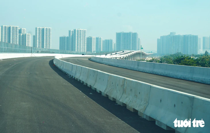 Phó chủ tịch UBND TP.HCM Hoàng Nguyên Dinh: Tăng tốc tiến độ, thông xe 17km đoạn trên cao vành đai 3 vào tháng 11-2026 - Ảnh 2.