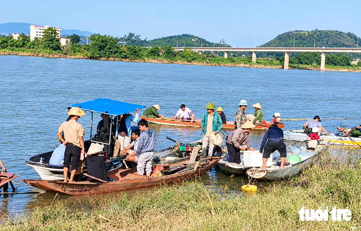 Hai vợ chồng mất tích trên sông Lam, mới vớt được thuyền - Ảnh 1.