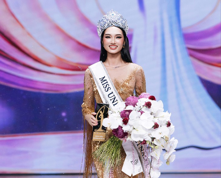 Vừa chạm vương miện, Miss Universe Vietnam Nguyễn Quỳnh Anh xin về chịu tang bà - Ảnh 1.