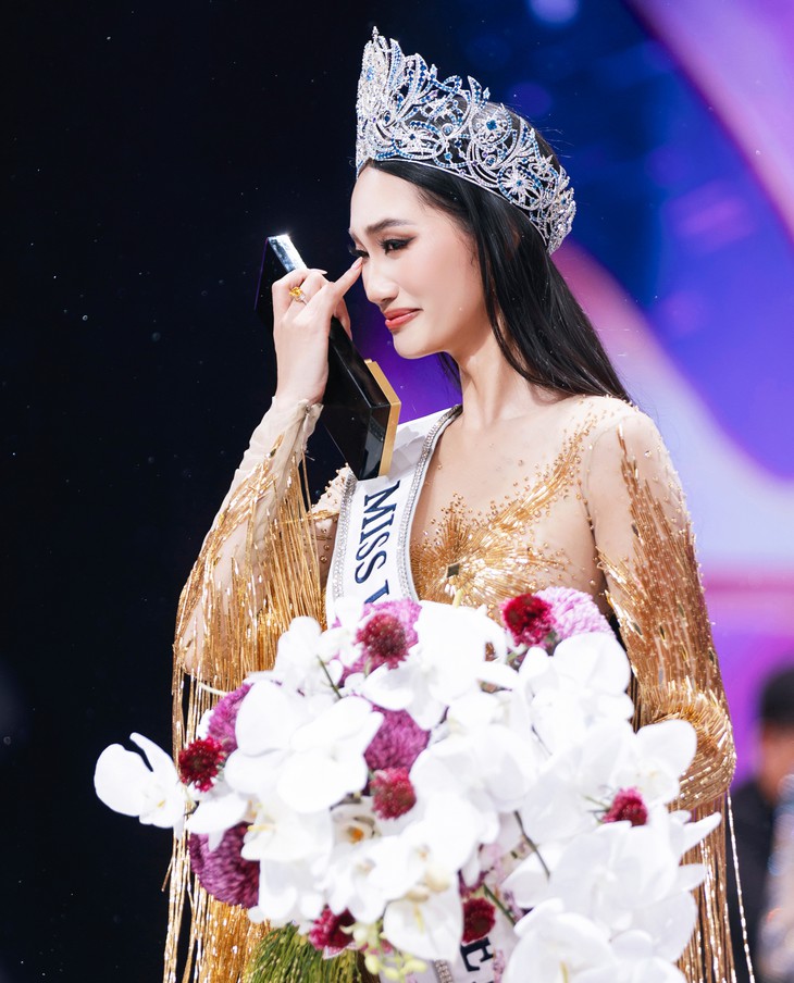 Vừa chạm vương miện, Miss Universe Vietnam Nguyễn Quỳnh Anh xin về chịu tang bà - Ảnh 2.