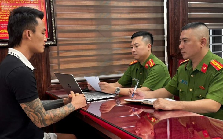 Đăng video nhóm thanh niên mang dao phóng lợn chạy xe máy, thanh niên bị phạt 7,5 triệu đồng - Ảnh 2.