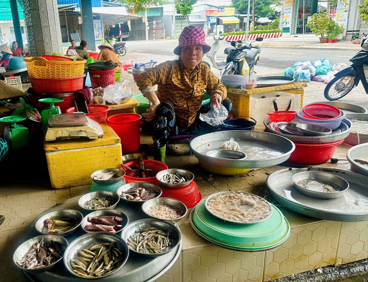 Giá cả đầu ngày: Cua biển xuống giá, người TP.HCM tranh thủ mua tận vựa, Hồng Đà Lạt về miền Tây giá từ 40.0000 đồng/kg - Ảnh 3.