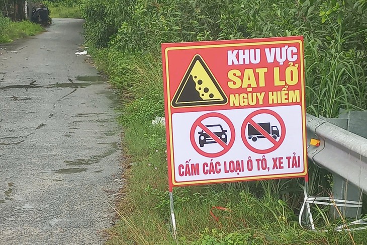 Sạt lở 50m bên đường 455 ở xã Bình Mỹ, nguy cơ sạt lở thêm khi mưa lớn - Ảnh 2.