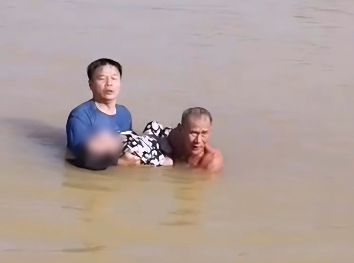 Thượng tá CSGT ở Huế lao xuống sông Hương cứu người đuối nước - Ảnh 2.