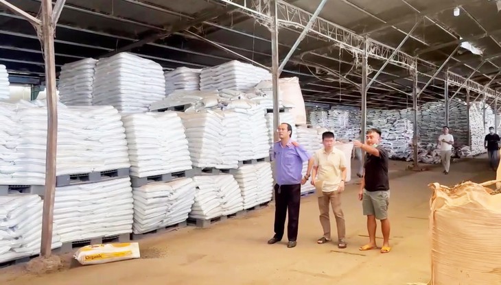 Đường dây sản xuất, buôn bán phân bón giả: Hệ lụy nào, người mua có được bồi thường thiệt hại? - Ảnh 1.