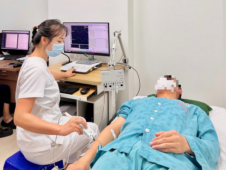 Hít 50 quả bóng cười mỗi ngày, thanh niên 24 tuổi tổn thương thần kinh, yếu tứ chi - Ảnh 1.