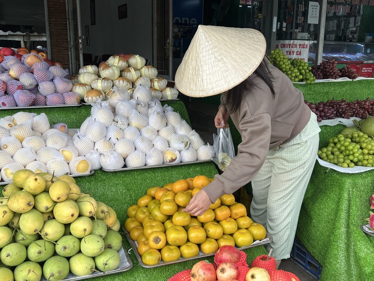 Giá cả đầu ngày: Cua biển xuống giá, người TP.HCM tranh thủ mua tận vựa, Hồng Đà Lạt về miền Tây giá từ 40.0000 đồng/kg - Ảnh 2.