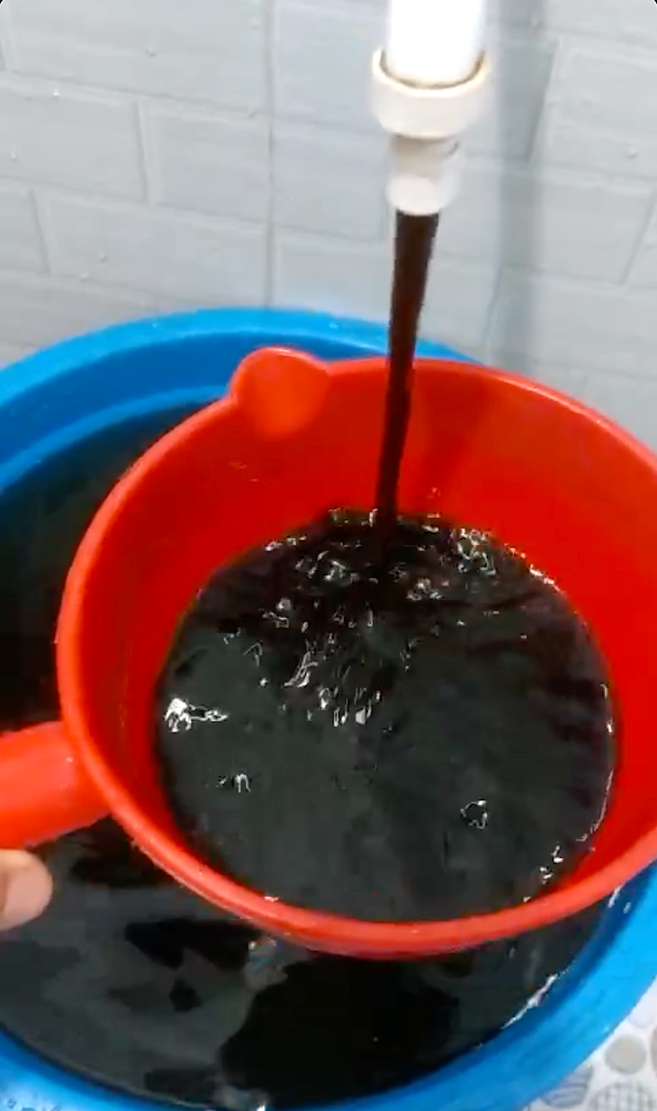 Nước máy Đồng Tháp đen đục như cà phê gây lo ngại cho người dân - Ảnh 1.