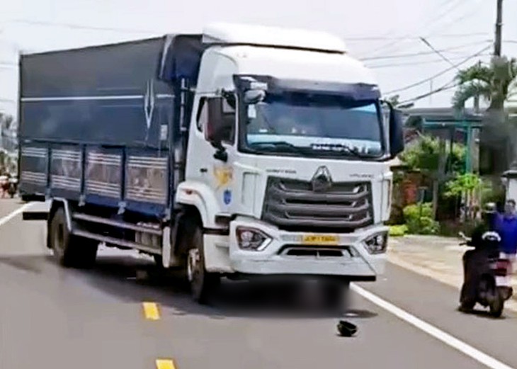 Bé gái 11 tuổi đi xe đạp điện qua đường va chạm xe tải, tử vong - Ảnh 2.