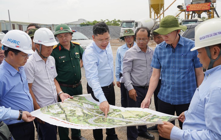 Phó chủ tịch Hoàng Nguyên Dinh: ‘Phải tăng tốc di dời hạ tầng làm nút giao cao tốc Bến Lức - Long Thành với đường Rừng Sác’ - Ảnh 5.