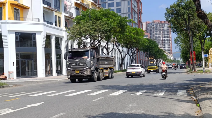 Đà Nẵng xác minh loạt xe ben khoảng 30 tấn chở đất chạy vào đường cấm ở trung tâm - Ảnh 5.