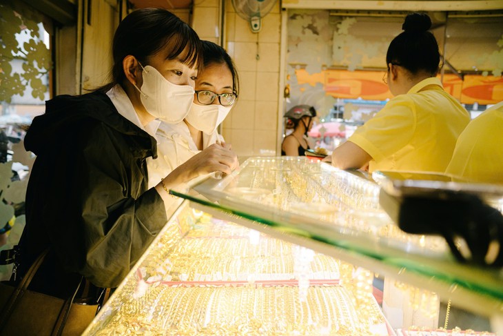 Giá vàng hôm nay 20-10: Vàng thế giới, trong nước đồng loạt giảm - Ảnh 1.