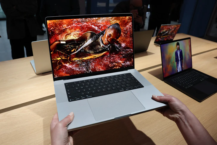 Apple sắp ra mắt MacBook Pro màn hình OLED cảm ứng, iPad mini chống nước? - Ảnh 1.
