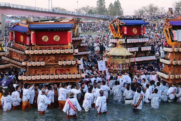 Phó thị trưởng bị kiệu lễ hội 3 tấn đè tử vong - Ảnh 1.