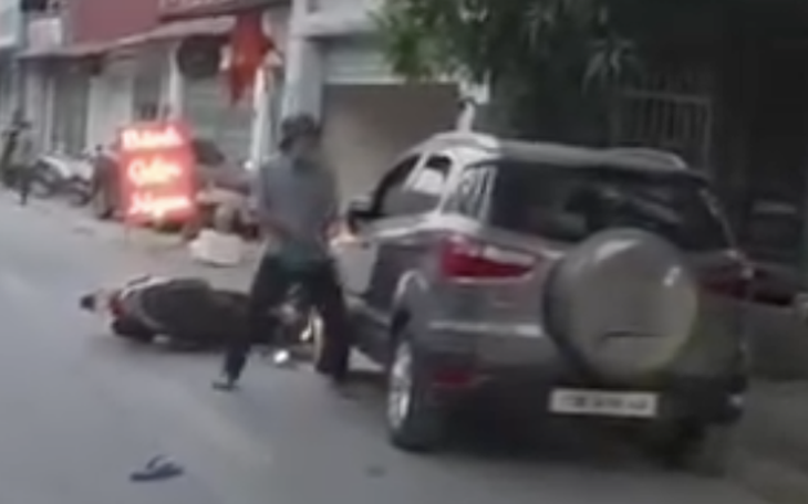 Dùng xe máy chặn bánh ô tô rồi dùng dao đâm liên tiếp làm tài xế tử vong: Đã bắt giữ nghi can - Ảnh 2.