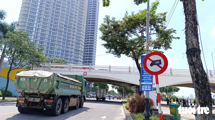 Đà Nẵng xác minh loạt xe ben khoảng 30 tấn chở đất chạy vào đường cấm ở trung tâm - Ảnh 1.