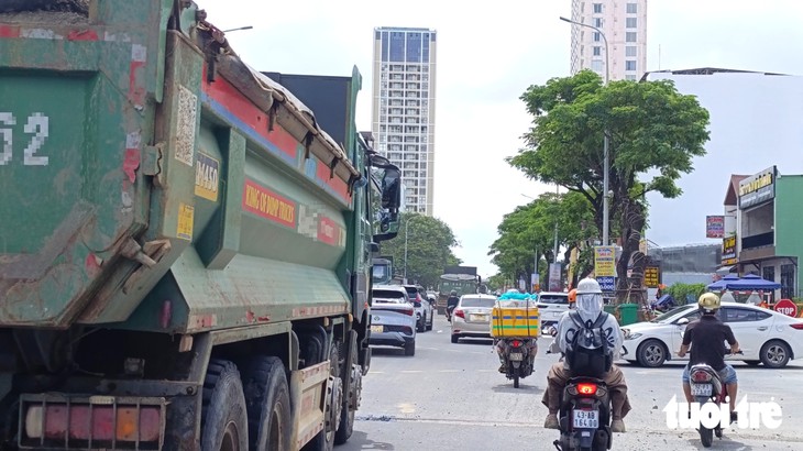 Đà Nẵng xác minh loạt xe ben khoảng 30 tấn chở đất chạy vào đường cấm ở trung tâm - Ảnh 4.