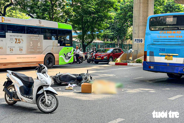 2 xe máy va chạm, một cô gái bị xe buýt cán tử vong tại chỗ - Ảnh 2.