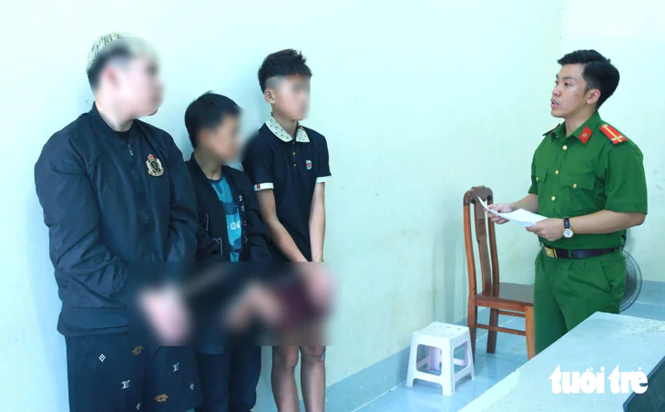 Một giờ phá kính 10 ô tô trộm tài sản, 3 thanh thiếu niên bị bắt - Ảnh 1.