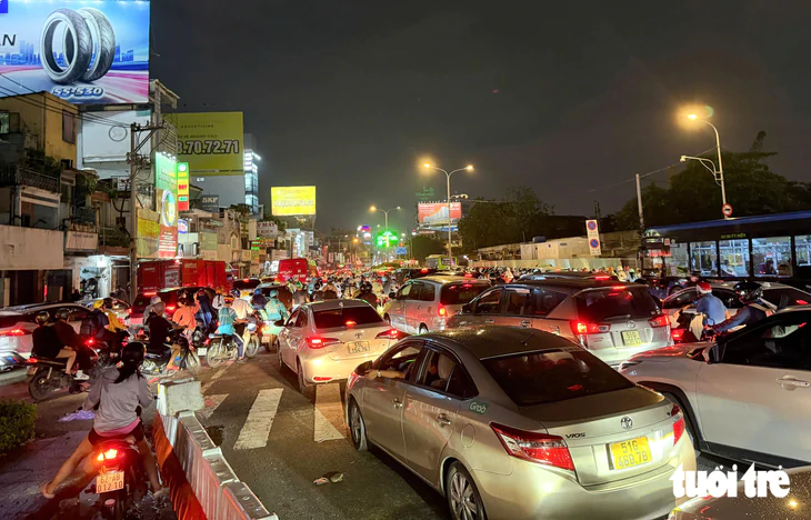 Khu Bảy Hiền đến Hoàng Văn Thụ kẹt xe không lối thoát từ đường vào hẻm - Ảnh 1.
