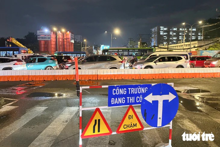 Khu Bảy Hiền đến Hoàng Văn Thụ kẹt xe không lối thoát từ đường vào hẻm - Ảnh 2.