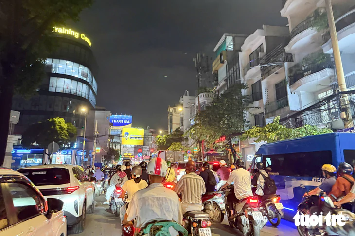 Khu Bảy Hiền đến Hoàng Văn Thụ kẹt xe không lối thoát từ đường vào hẻm - Ảnh 3.