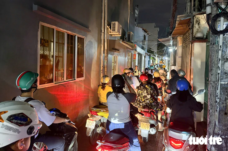 Khu Bảy Hiền đến Hoàng Văn Thụ kẹt xe không lối thoát từ đường vào hẻm - Ảnh 8.