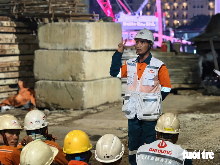 Trắng đêm chuẩn bị, sẵn sàng hợp long cầu đi bộ nghìn tỉ qua sông Sài Gòn - Ảnh 2.