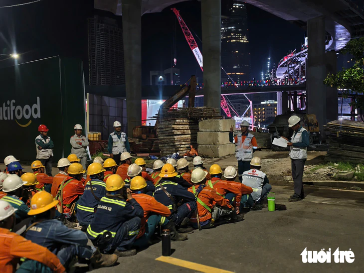 Trắng đêm chuẩn bị, sẵn sàng hợp long cầu đi bộ nghìn tỉ qua sông Sài Gòn - Ảnh 3.