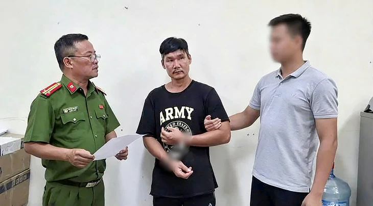 Bắt người đàn ông dùng dao tấn công, truy đuổi cán bộ công an - Ảnh 2.
