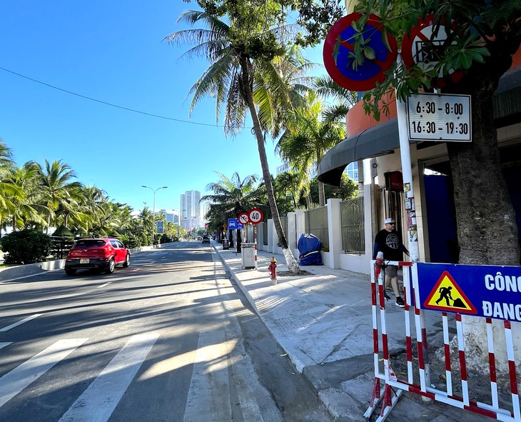 Gần 5km đường Trần Phú ở Nha Trang có tới 120 biển báo các loại, có đoạn 200m cắm 4 biển báo - Ảnh 2.