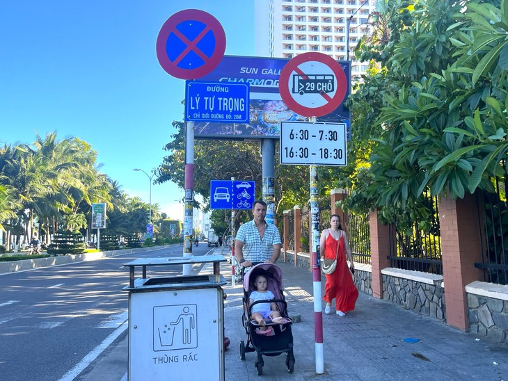Gần 5km đường Trần Phú ở Nha Trang có tới 120 biển báo các loại, có đoạn 200m cắm 4 biển báo - Ảnh 3.