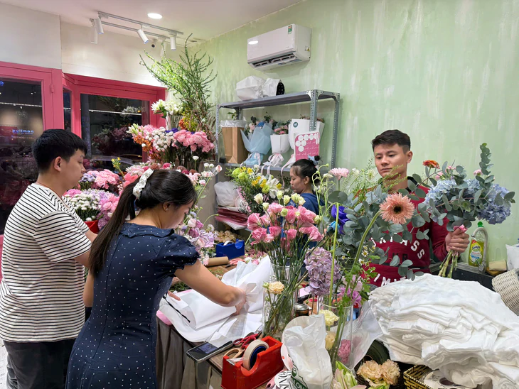 Hoa 20-10 đua mẫu đính đá, có đơn hàng hơn chục triệu đồng - Ảnh 1.