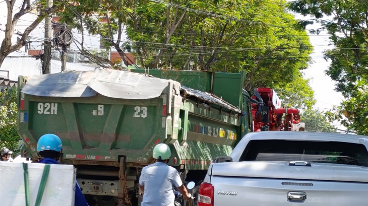 Đà Nẵng xác minh loạt xe ben khoảng 30 tấn chở đất chạy vào đường cấm ở trung tâm - Ảnh 3.