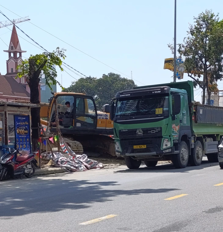 Đà Nẵng xác minh loạt xe ben khoảng 30 tấn chở đất chạy vào đường cấm ở trung tâm - Ảnh 8.