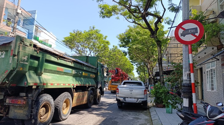 Đà Nẵng xác minh loạt xe ben khoảng 30 tấn chở đất chạy vào đường cấm ở trung tâm - Ảnh 2.