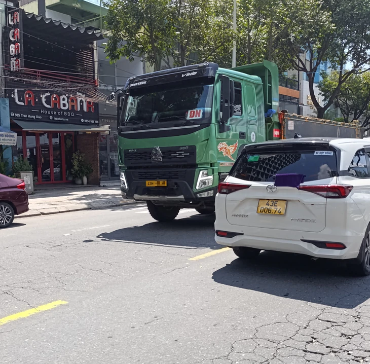 Đà Nẵng xác minh loạt xe ben khoảng 30 tấn chở đất chạy vào đường cấm ở trung tâm - Ảnh 7.
