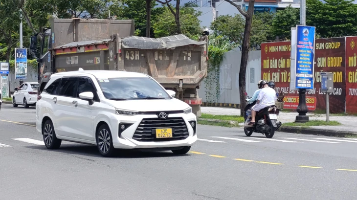 Đà Nẵng xác minh loạt xe ben khoảng 30 tấn chở đất chạy vào đường cấm ở trung tâm - Ảnh 9.