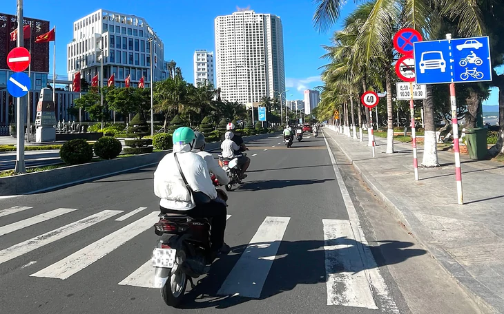 Rà soát lại toàn bộ biển báo trên đường Trần Phú, Nha Trang - Ảnh 2.