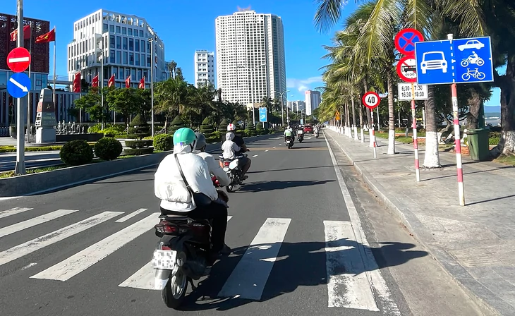 Gần 5km đường Trần Phú ở Nha Trang có tới 120 biển báo các loại, có đoạn 200m cắm 4 biển báo - Ảnh 1.