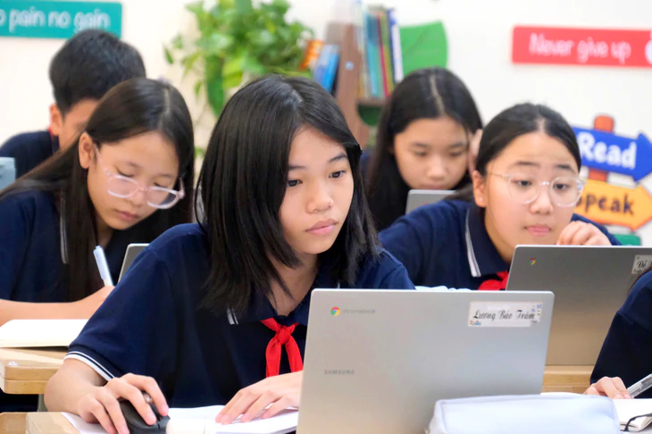 Học sinh từ lớp 6 đến lớp 12 có thể kiểm tra định kỳ trên máy tính, sử dụng học bạ số - Ảnh 1.