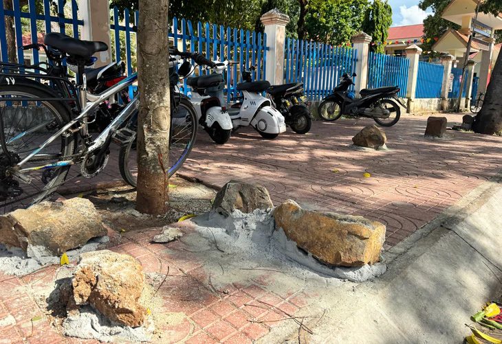 Hơn chục tảng đá được trát vữa cố định 'thù lù' trên vỉa hè trước trường - Ảnh 2.
