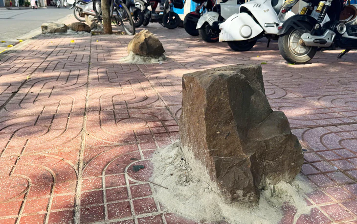 Dựng các tảng đá nghi chống ô tô đỗ trên vỉa hè: Bạn đọc hiến kế những cách làm văn minh hơn - Ảnh 2.