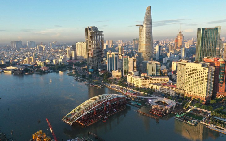Đưa vòm thép 3.400 tấn vào vị trí hợp long cầu đi bộ ra sao? - Ảnh 2.