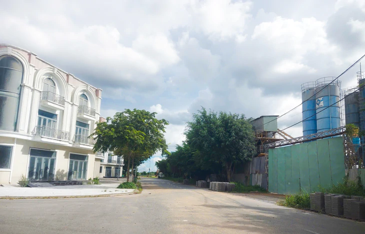 Dân ở Rạch Giá bức xúc vì máy trộn bê tông gây tiếng ồn, ô nhiễm môi trường: Địa phương nói gì? - Ảnh 1.