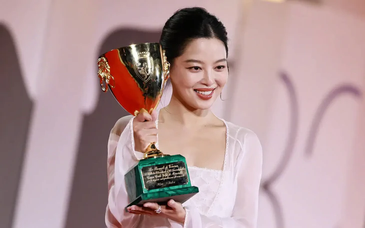 Ngược đời Nữ chính xuất sắc Liên hoan phim Venice Tân Chỉ Lôi trượt đề cử Kim Kê - Ảnh 1.