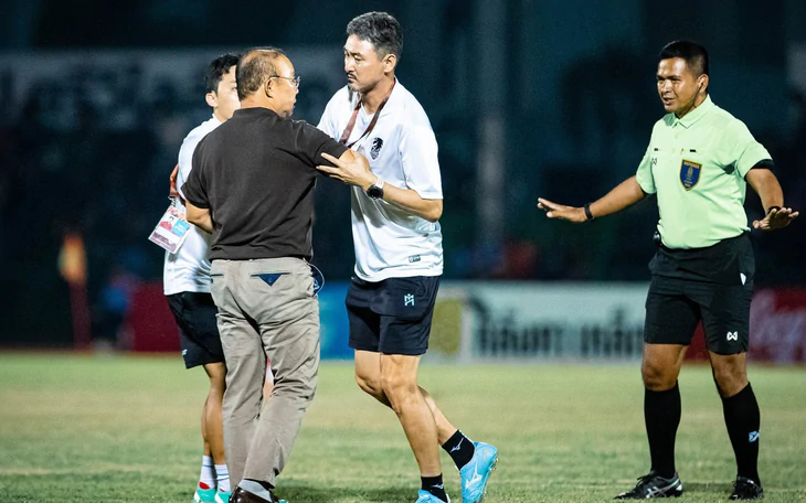 Đình chỉ 147 quan chức bóng đá theo lời 'mách miệng' của HLV Mourinho - Ảnh 2.